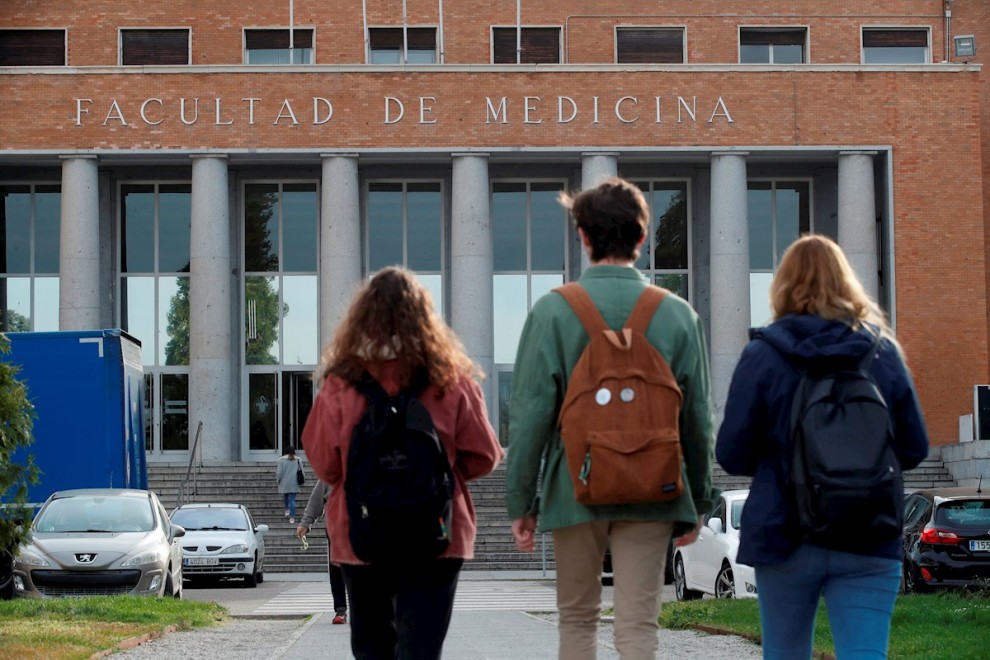 Varios alumnos se dirigen a la facultad de Medicina en la Universidad Complutense, en Madrid. EFE/Juan Carlos Hidalgo/Archivo