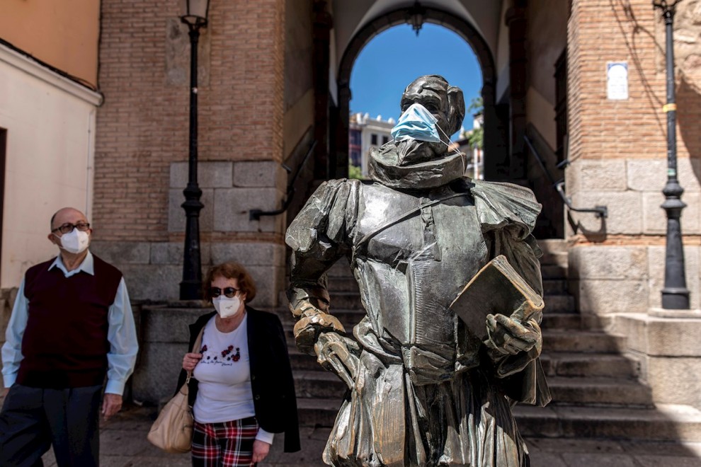 18/05/2020.- Vista de la estatua de Miguel de Cervantes con una mascarilla, este lunes en Toledo. / EFE - ISMAEL HERRERO