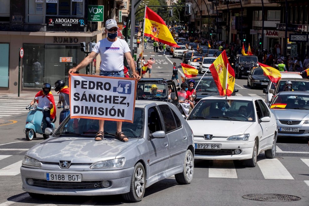 Más de un millar de turismos y motocicletas se han manifestado este sábado en Murcia por la convocatoria a nivel nacional de la formación VOX en contra del gobierno central por su gestión en la pandemia y el uso del estado de alarma EFE/Marcial Guillén