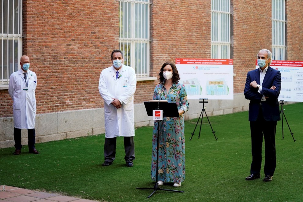 La presidenta madrileña Isabel Díaz Ayuso durante su visita al Hospital Niño Jesús./ Comunidad de Madrid (EFE)