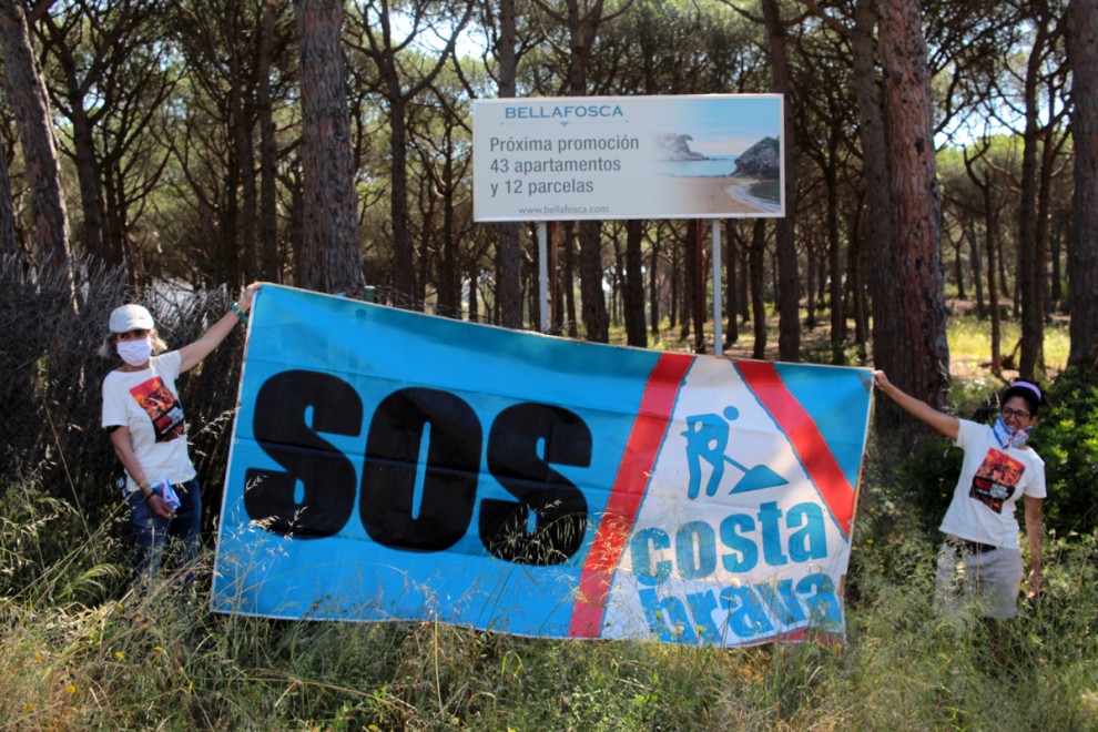 Manifestació a l'Hotel Bellafosca de Palamós el passat 23 de maig contra la destrucció del litoral gironí. SOS Costas Brava. SOS Costa Brava