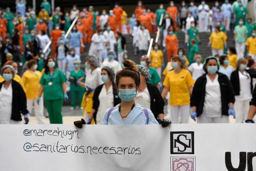 08/06/2020 Los sanitarios se concentran para defender la sanidad pública y denunciar los 'recortes y privatizaciones' en el Hospital Gregorio Marañón (Madrid). / AFP - PIERRE-PHILIPPE MARCOU