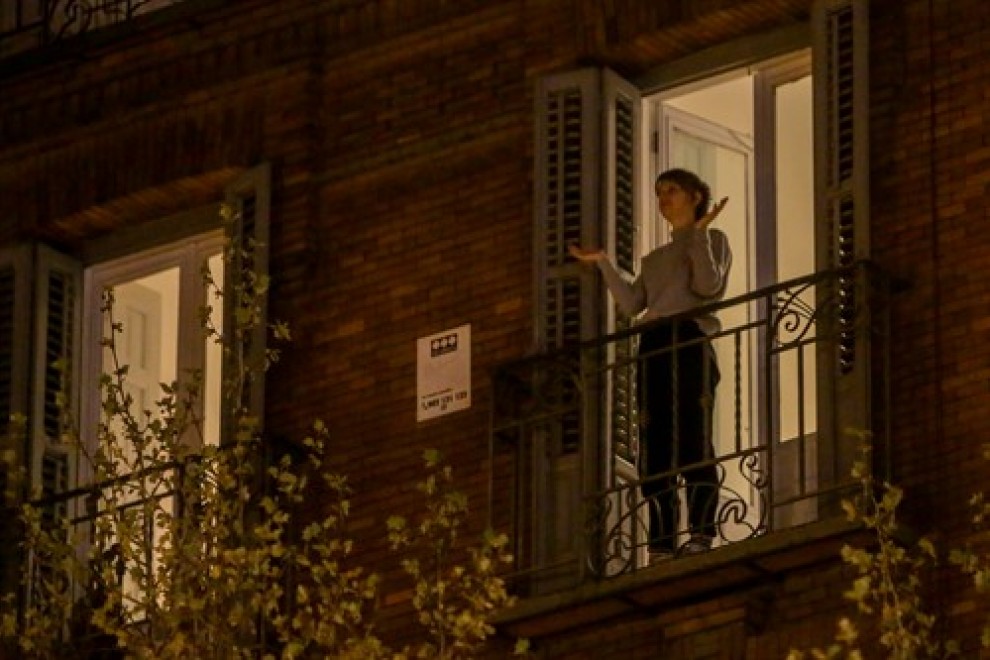 Mujer aplude en el balcón durante el confinamiento. Ricardo Rubio / Europa Press