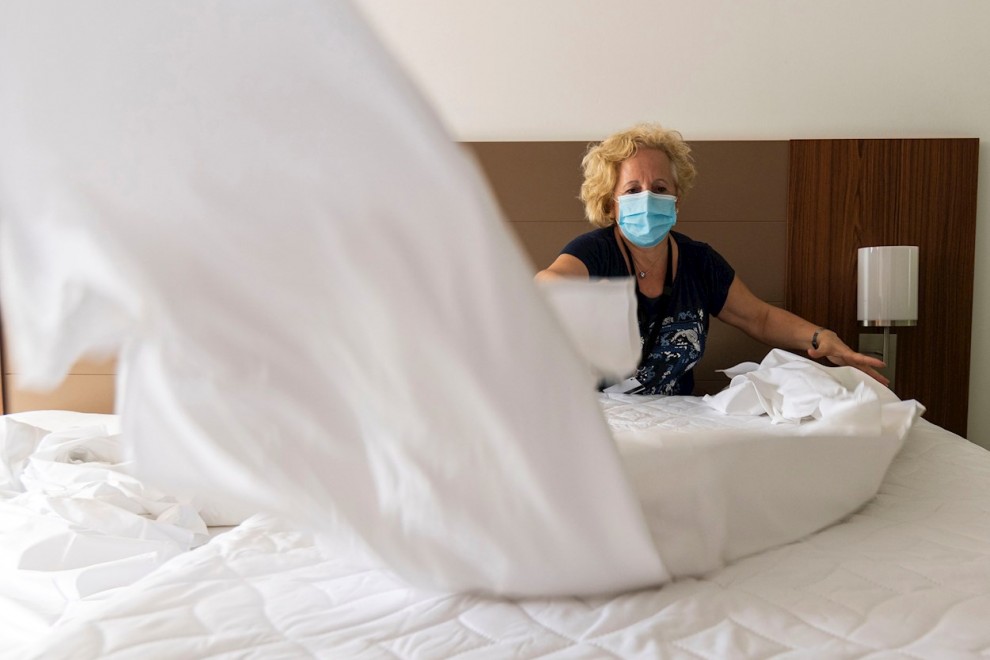 Una trabajadora de un hotel prepara las habitaciones para recibir a los turistas tras el estado de alarma. EFE/ CATI CLADERA