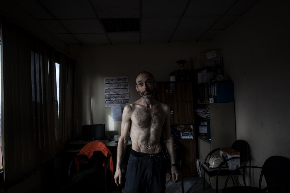 Fernando González, 45, durante una entrevista en el local del comité de empresa de la EBHI EBHI, donde ha mantenido un encierro con huelga de hambre durante 37 días a favor de otros 7 compañeros. Gijón, Asturias, España. MANU BRABO