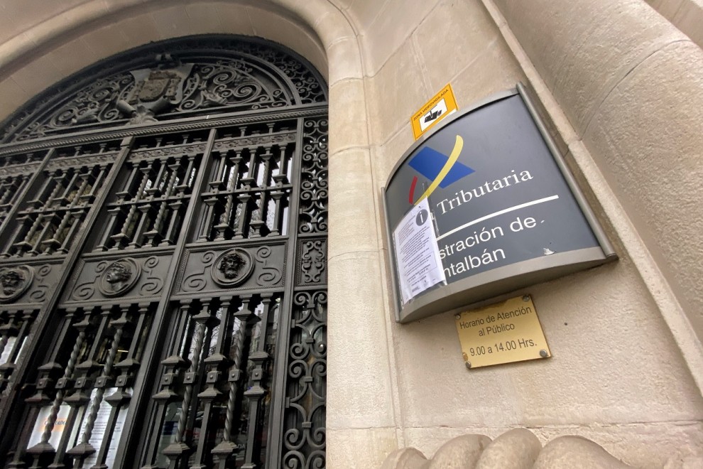 31/03/2020 - Notificación en la entrada de la Administración de Hacienda de Montalbán en Madrid, en una imagen de archivo. / EUROPA PRESS - EDUARDO PARRA