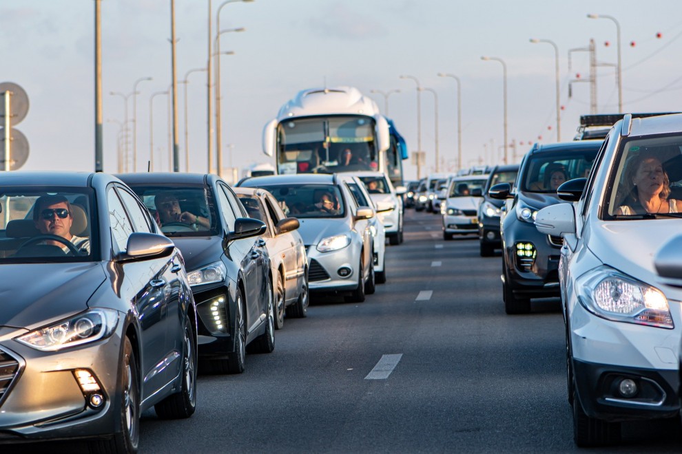 Tráfico de coches en la carretera / Pixabay