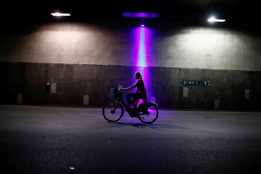 Una mujer monta una bicicleta eléctrica mientras el país alivia las medidas de bloqueo tomadas para frenar la propagación de la enfermedad por coronavirus (COVID-19) en París. REUTERS