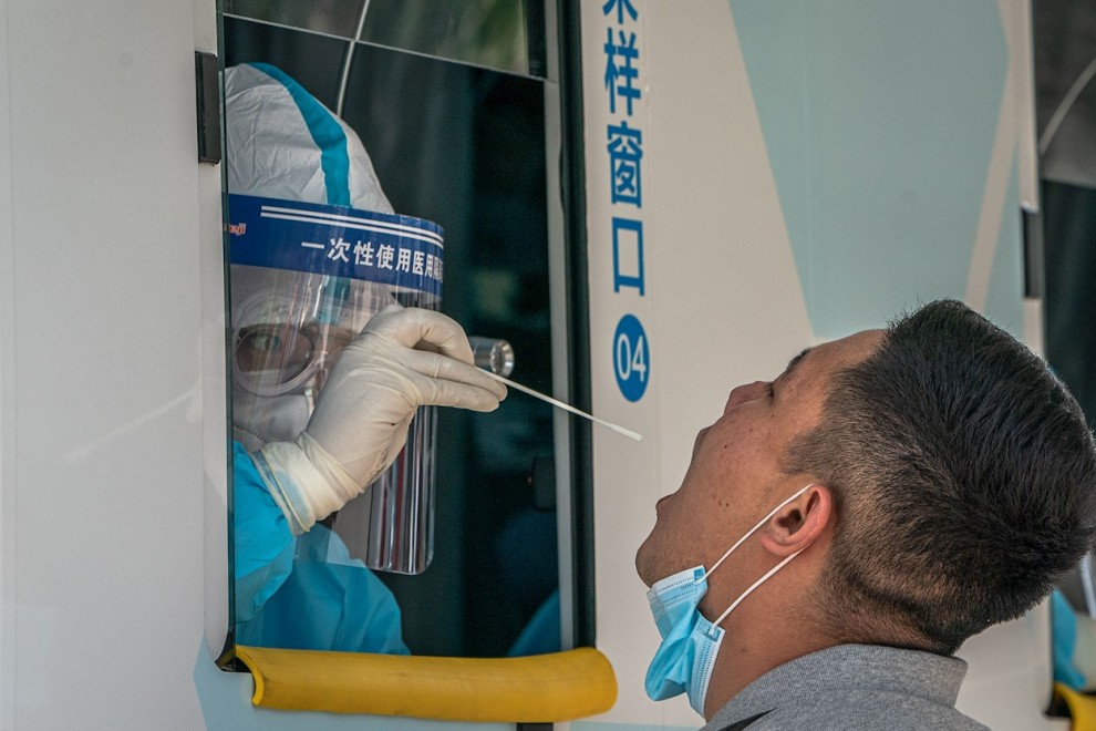 02/07/2020 - Realizan una prueba de covid-19 a un hombre en un autobús medicalizado en Pekín. / EFE