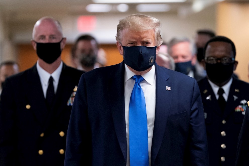 Donald Trump, con una mascarilla para protegerse del coronavirus. / CHRIS KLEPONIS (EFE)
