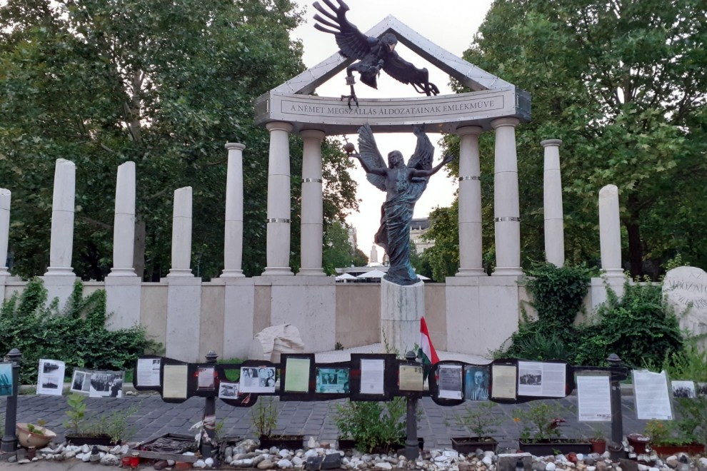 La imagen del Almirante Miklós Horthy comparte espacio con un Memorial de las víctimas de la ocupación nazi, un monumento soviético y una estatua de Ronald Reagan en menos de 500 metros.