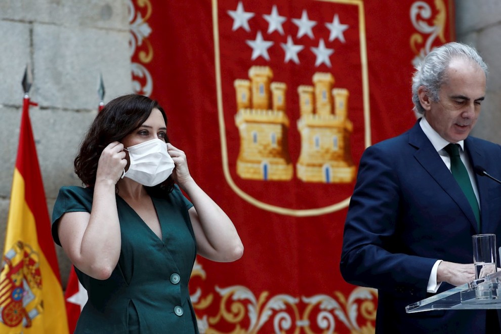 La presidenta de la Comunidad de Madrid, Isabel Díaz Ayuso, y el consejero de Sanidad, Enrique Ruiz Escudero, durante la presentación de la Estrategia de continuidad del COVID-19, hoy en la Real Casa de Correos,en Madrid. EFE/ Mariscal