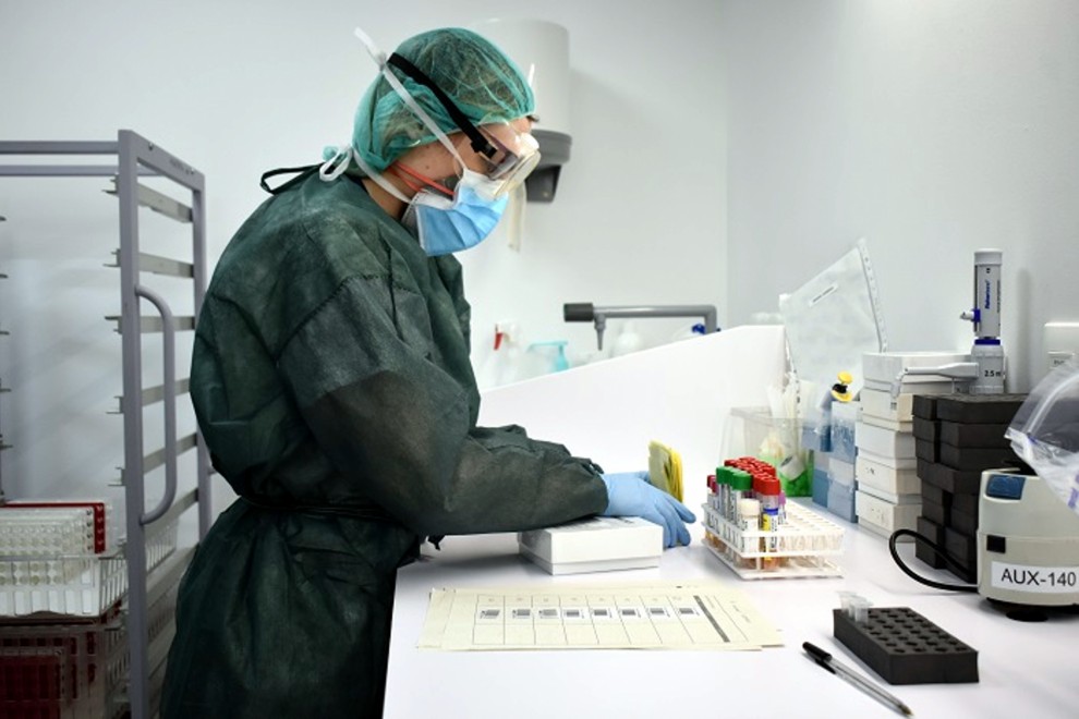 Anàlisi de proves PCR en un laboratori de l'ICS a Girona. ACN
