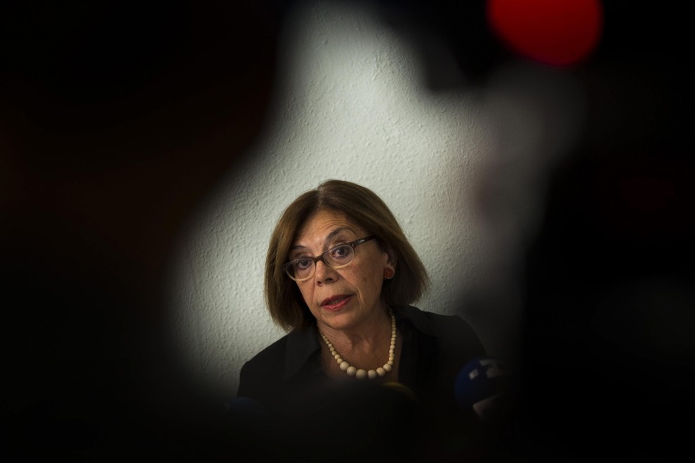 La abogada argentina Ana Messuti, en el centro, habla durante una conferencia de prensa en Madrid,.- (AP foto/Daniel Ochoa de Olza)
