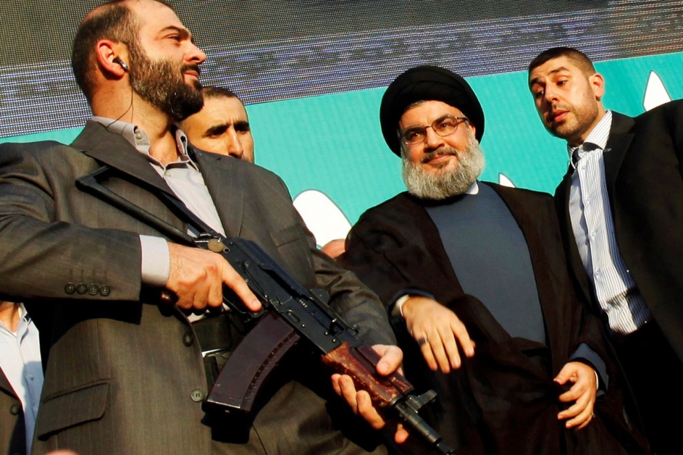 Foto de archivo de septiembre de 2012 del líder de  Hizbolá,  Sayyed Hassan Nasrallah, escoltado por sus guardaespaldas en una manifestación contra EEUU en Beirut. REUTERS/Sharif Karim