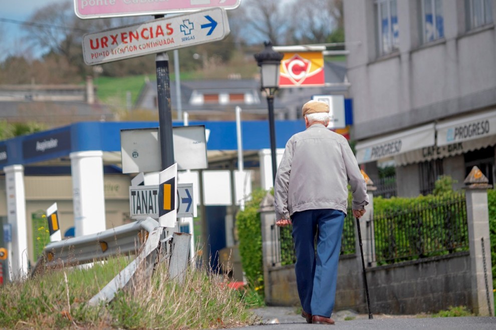 Un anciano camina delante de las urgencias de un hospital. EFE/eliseo trigo/Archivo