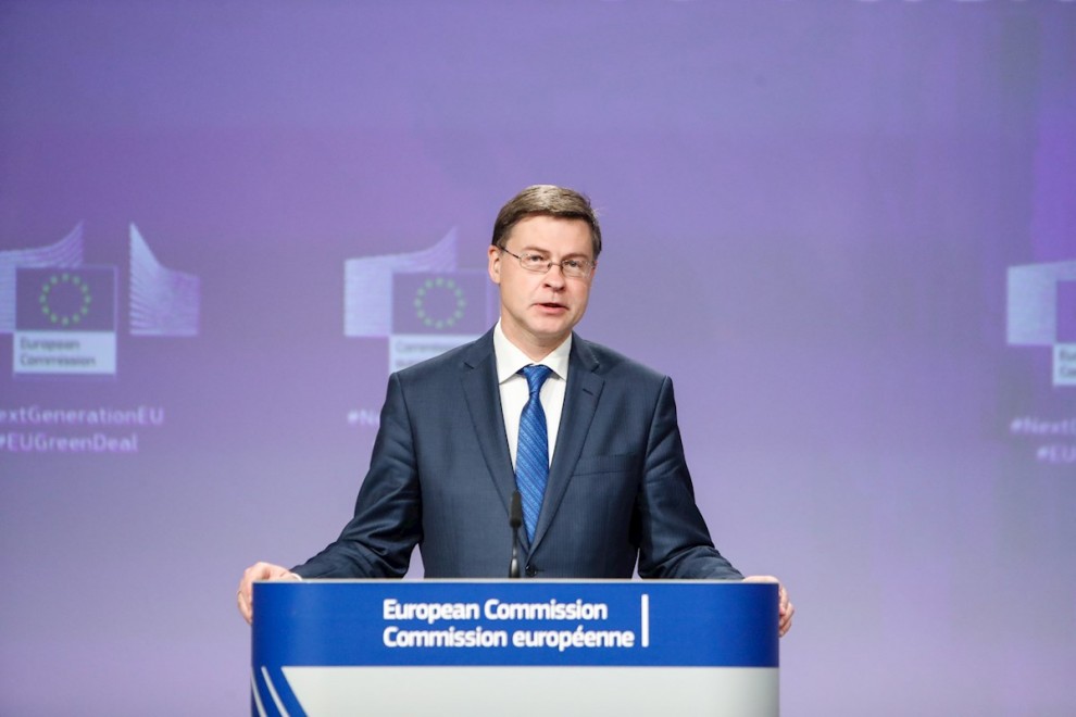 Valdis Dombrovskis, vicepresidente de la comisión Europea y Comisario europeo del Euro y de Diálogo Social, en una rueda de prensa en Bruselas. EFE/EPA/ARIS OIKONOMOU