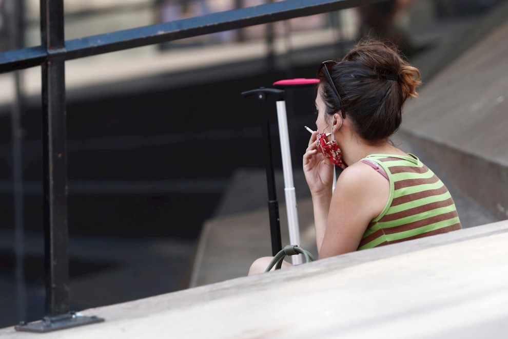 Una mujer fuma hoy en una calle de Madrid.- Mariscal (EFE)