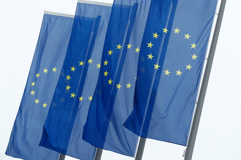 Banderas de la UE delante de la sede del BCE, en Fráncfort. REUTERS