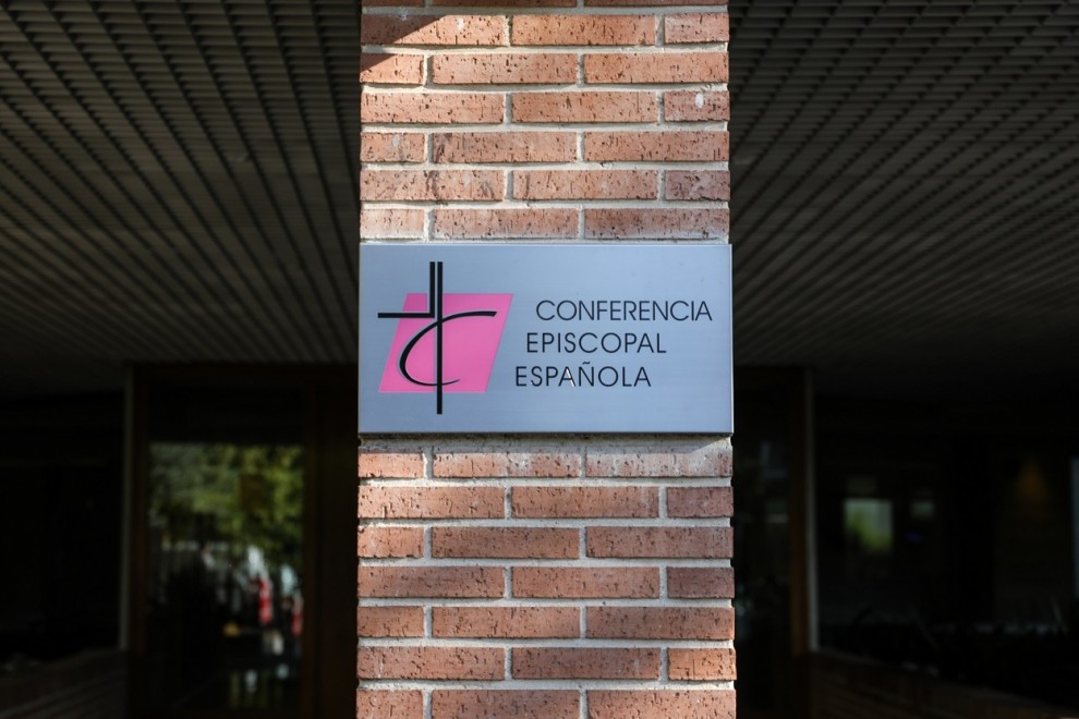 Cartel a la entrada de la sede de la Conferencia Episcopal, en Madrid. E.P./Jesús Hellín​