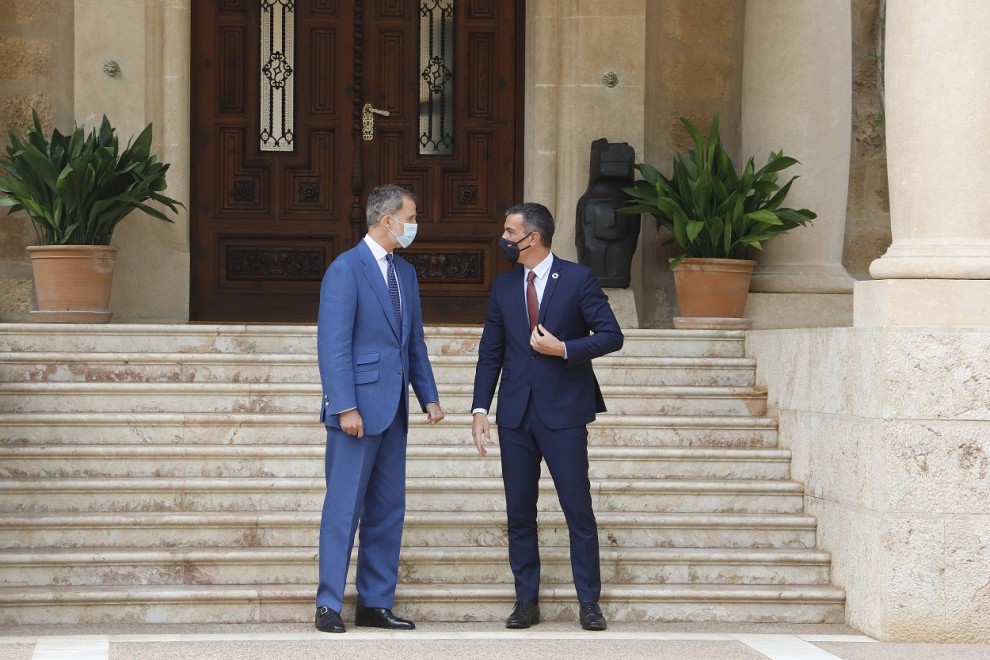 El rey Felipe VI y el presidente del Gobierno, Pedro Sánchez, en el Palacio de Marivent, en Palma, antes del habitual despacho veraniego. E.P.
