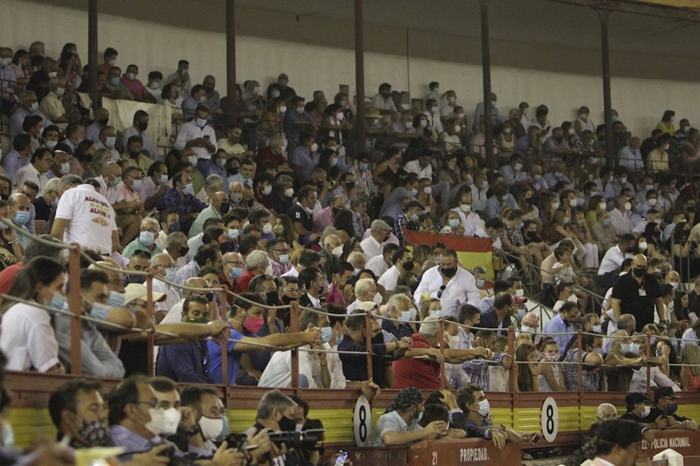 Mérida celebra una corrida de toros multitudinaria que podría no haber cumplido con las limitaciones de la Junta. EFE/Jero Morales
