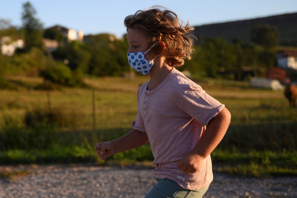 Un niño con mascarilla para protegerse del coronavirus, en Suances (Cantabria). PEDRO PUENTE HOYOS (EFE)