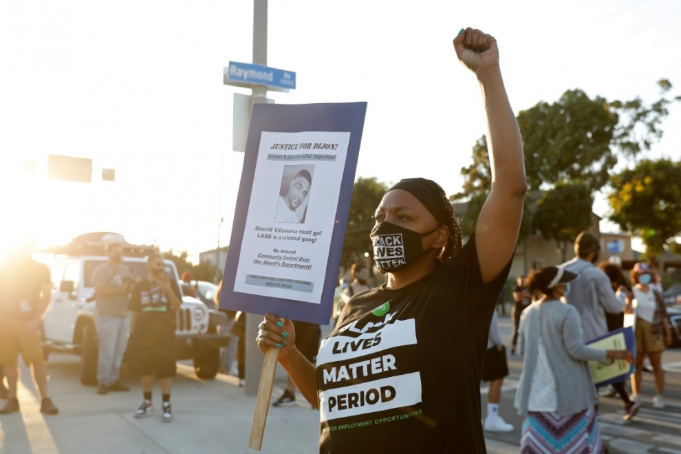 Un manifestante sostiene un cartel que dice 'Justicia para Dijon' durante una protesta contra el asesinato de Dijon Kizzee en Los Ángeles. REUTERS / Patrick T. Fallon