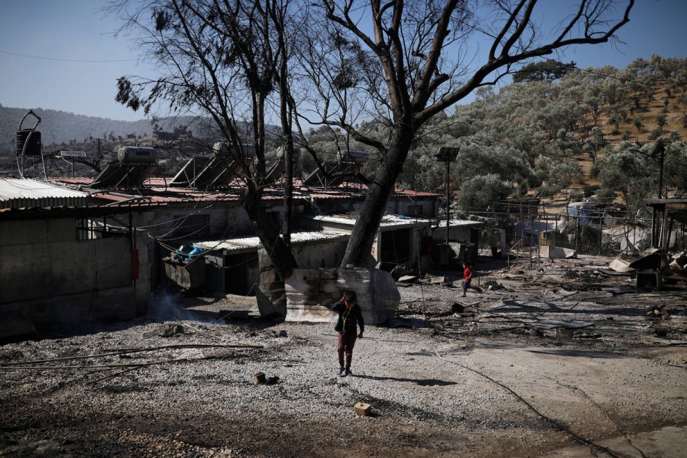 Un niño observa los restos del campo de refugiados de Moria tras el incendio.- REUTERS
