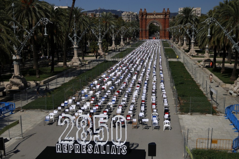 Imatge aèria del passeig Lluís Companys de Barcelona on Òmnium ha instal·lat 2.850 cadires buides per denunciar la repressió. ACN