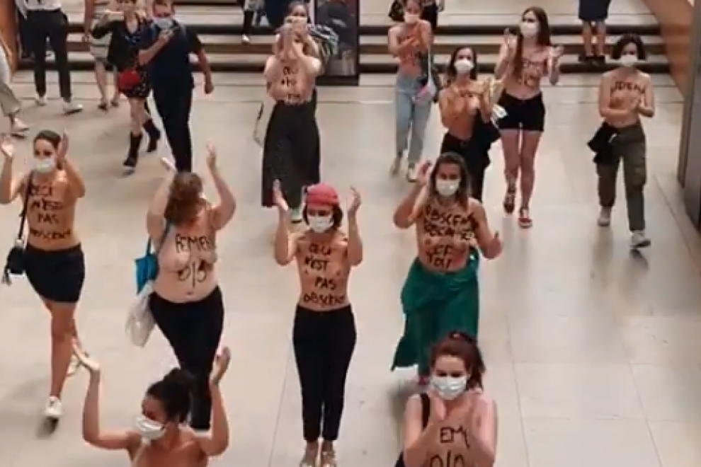 Captura de imagen de Instagram del momento en el que Femen irrumpe en el museo.