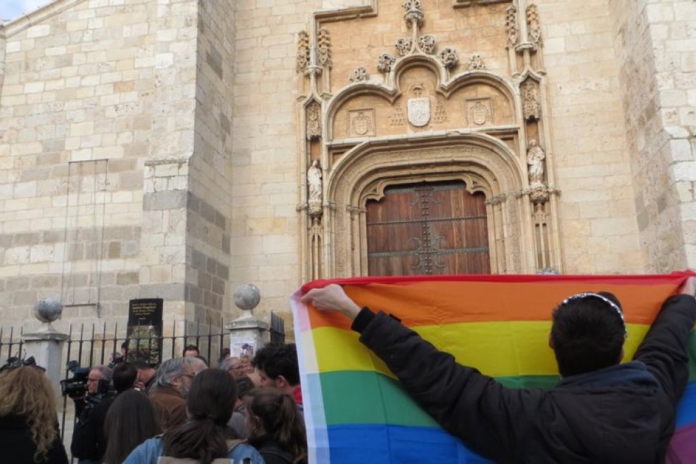 Protesta frente a la Iglesia de Alcalá por las declaraciones LGTBIfóbicas. / MARIO ESCRIBANO