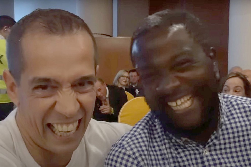 Alejandro Leon y el seguidor de Vox Bertrand Ndongo juntos en un mitin del partido ultraderechista en 2019.