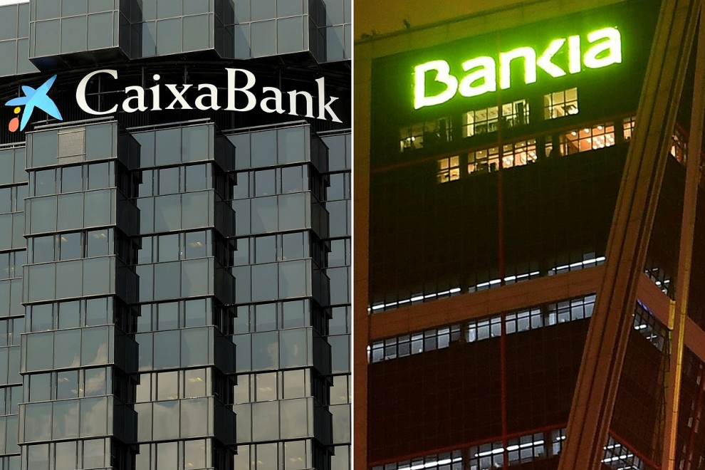 La sede de Caixabank en Barcelona, y la de Bankia en Madrid. AFP