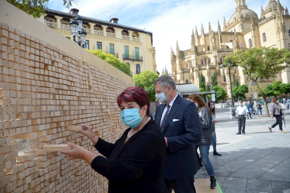 La alcaldesa de Segovia, Clara Luquero (i) junto al embajador de Alemania en España, Wolfgang Hermann Dold (d) durante su participación este viernes en el proyecto 'Desaparece el muro'. /EFE