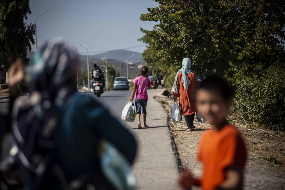 Varias personas refugiadas recorren la carretera de Mitiline hacia el nuevo campo para solicitantes de asilo / Jairo Vargas