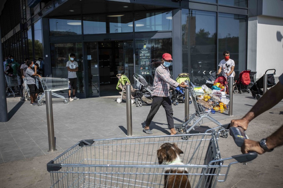 Refugiados hacen la compra en el supermercado cercano al campo / Jairo Vargas