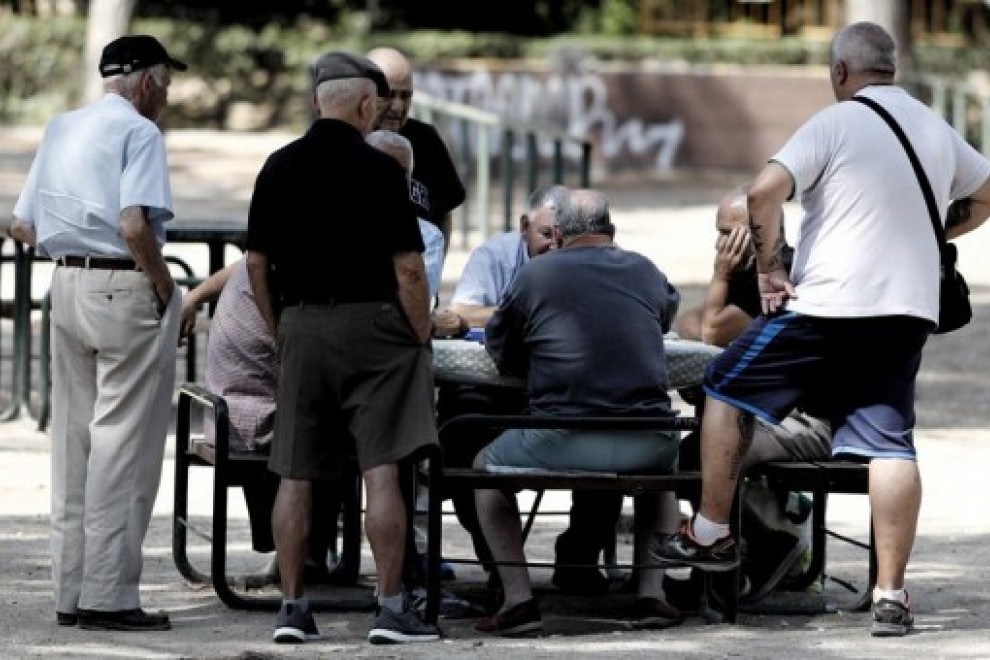 Varios jubilados, en un parque de Madrid antes de la pandemia. / EFE
