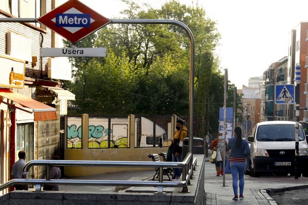 Acceso a la estación de metro de Usera, uno de los barrios afectados por las restricciones sanitarias, este martes, en Madrid. /EFE/Ballesteros