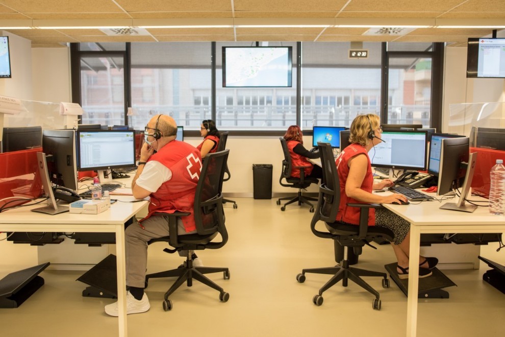 Centro de llamadas de la Creu Roja en Barcelona. / MIGUEL VELASCO ALMENDRAL