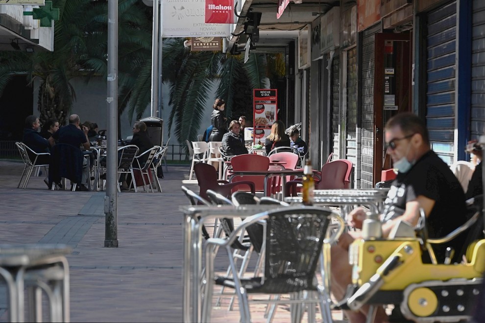 MADRID, 25/09/2020.- Varias personas en las terrazas del barrio madrileño de Orcasitas, en el distrito de Usera, una de las nuevas 8 áreas sanitaria que desde el próximo lunes se verá afectada por las retricciones de movilidad anunciadas hoy por la Comuni