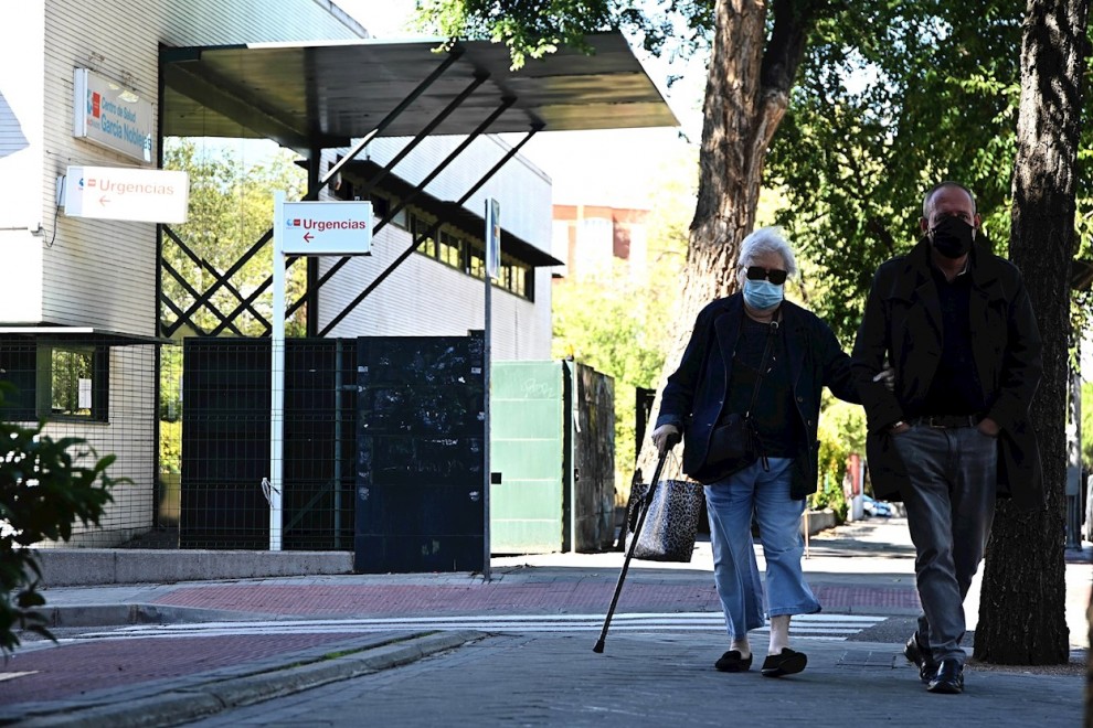 MADRID, 25/09/2020.- Dos personas pasan delante del centro de salud García Noblejas, en el distrito madrileño de Ciudad Lineal, este viernes. La Comunidad de Madrid ampliará a partir del próximo lunes, 28 de septiembre, las restricciones de movilidad vige
