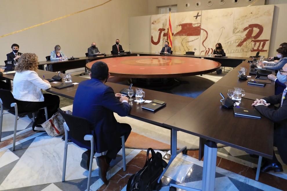 La reunió extraordinària del Govern amb la cadira del president buida entre Aragonès i Budó. JORDI BEDMAR