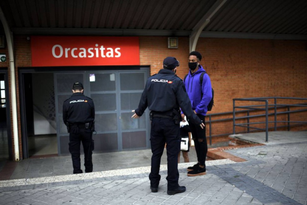 Agentes de la Policía Nacional realizan un control de movilidad en la estación de tren cercanías de Orcasitas, en el distrito de Usera, en Madrid. / Óscar Cañas - Europa Press (EUROPA PRESS