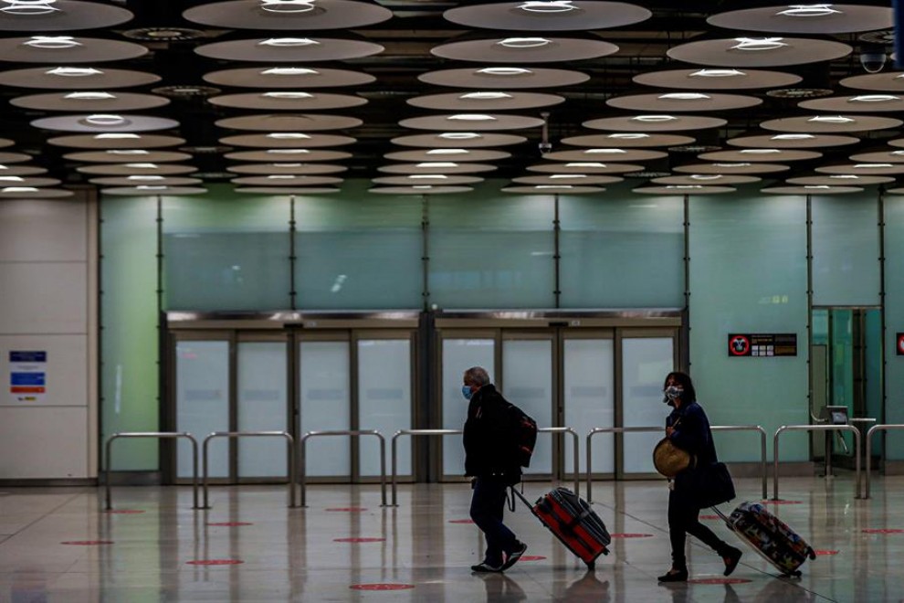 Dos personas en el aeropuerto de Barajas en Madrid / EFE