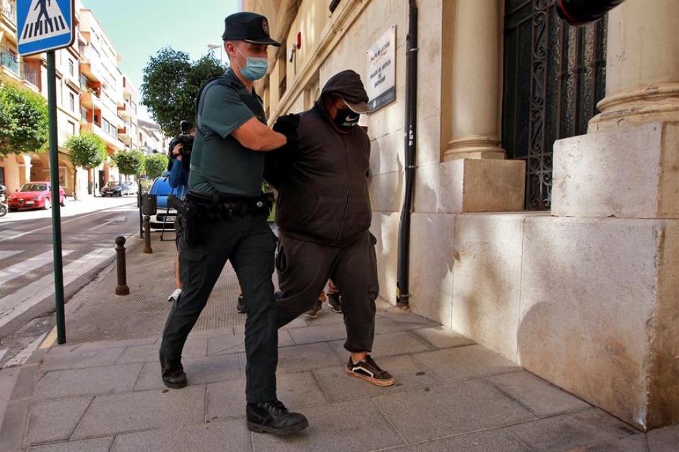Un agente de la Guardia Civil traslada al Juzgado de Instrucción número 1 de Ontinyent, en Valencia, a uno de los detenidos por su supuesta participación en una violación grupal a una menor de 14 años en la localidad valenciana de l'Olleria que se produj