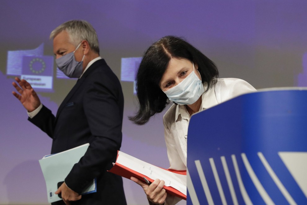 La comisaria de Valores y Transparencia, Vera Jourova, y el comisario de Justicia, Didier Reynders, tras una conferencia de prensa durante el Informe Anual sobre el Estado de Derecho de 2020. - AFP