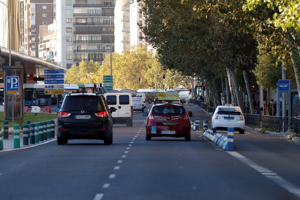 06/10/2020.- Vista del tráfico en el Paseo de la Castellana a la altura de Plaza Castilla en Madrid, este martes. / EFE - J.J. Guillén