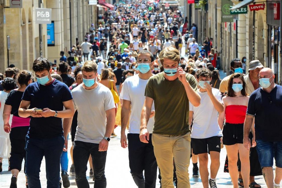 Personas con mascarilla en Francia durante la pandemia de coronavirus - AFP