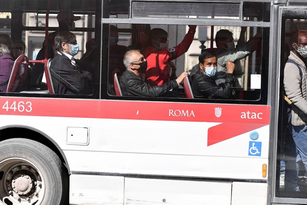 Pasajeros a bordo de un autobús en Roma. - EFE